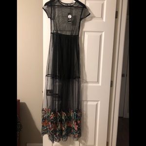 Size 4 NWOT maxi lace dress (never worn)